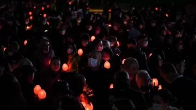 Հիշատակի երթը Եռաբլուրում ավարտվեց մոմավառությամբ և խնկարկման արարողությամբ