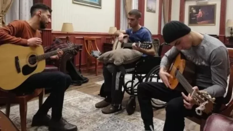 Զինվորի տանը տղաները կիթառ նվագել են սովորում. ԵՊԲՀ ռեկտոր