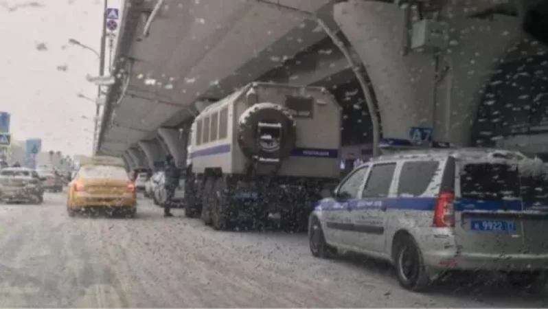 Ոստիկանական ֆուրգոններ և մետաղական ցանկապատ. «Վնուկովոյում» սպասում են Նավալնիին