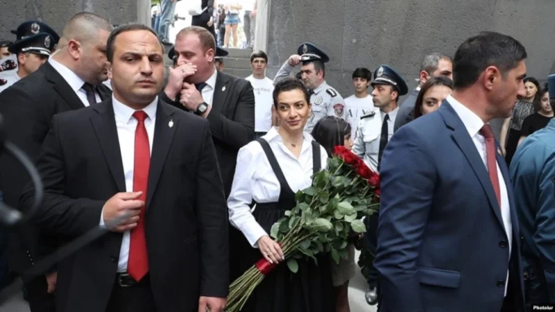 Մանրամասներ` Աննա Հակոբյանին Ծիծեռնակաբերդում «Նիկոլ դավաճան» խոսքերով դիմավորելու գործից