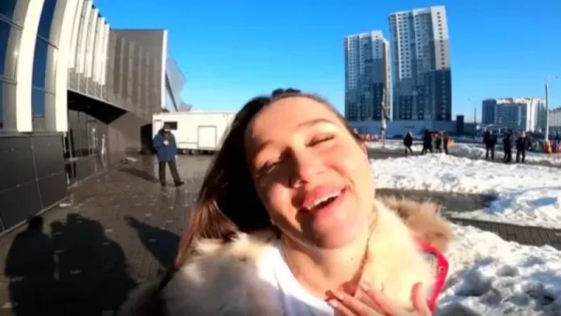 Video: Lukashenko's Fan Storms Hockey Rink and Kisses Him