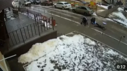 18+. ՏԵՍԱՆՅՈՒԹ. Վորոնեժի բնակիչը շենքից ընկել է նորածնի մանկասայլակի վրա