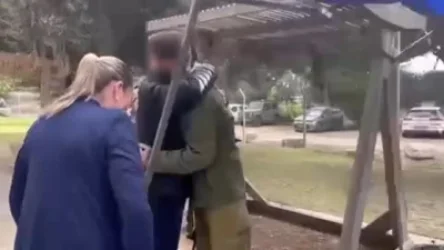 ՏԵՍԱՆՅՈՒԹ․ Իսրայելի նախագահը կնոջ հետ դիմավորում է պատերազին մասնակցող որդուն