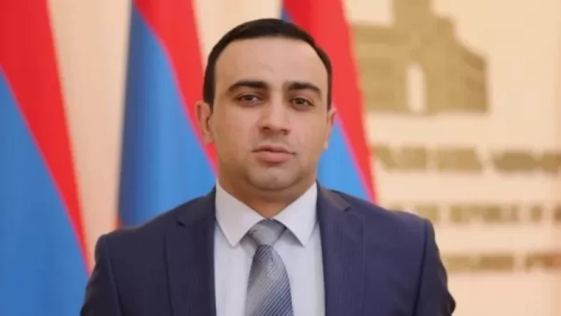 Թե ասա՝ մեծ մարդ ես, ինչ գործ ունես՝ տաքսիով տուն ես գնում․ կառավարության պաշտոնյան՝ Րաֆֆի Հովհաննիսյանին