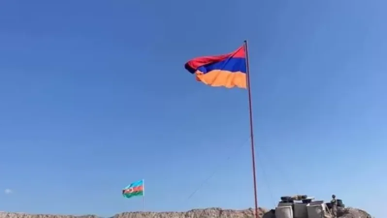 Հայկական դրոշը Տեղում՝ ադրբեջանականից բարձր
