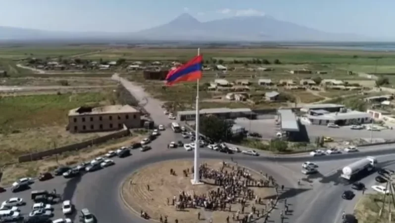 Երասխում բարձրացվել է հանրապետությունում ամենամեծ եռագույնը