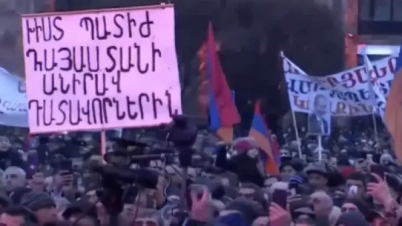 Photos: What Banners Were Brought by Supporters of Nikol Pashinyan to the Square