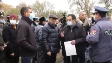 ՈՒՂԻՂ. Մտավորականներն ԱՄՆ դեսպանատան դիմաց են