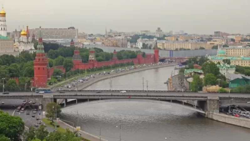 VIDEO: Girl Falls From Bridge Into Moskva River While Taking Selfie