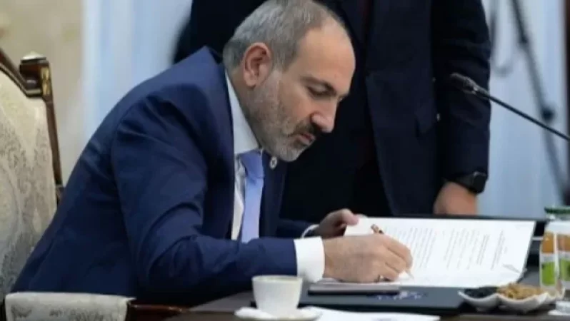 Փաշինյանն աշխատանքից ազատել է իր խորհրդականին