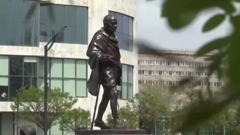 Երևանում տեղադրվել է Գանդիի արձանը. քննադատները հիշեցնում են՝ նա Քեմալի աջակիցն էր