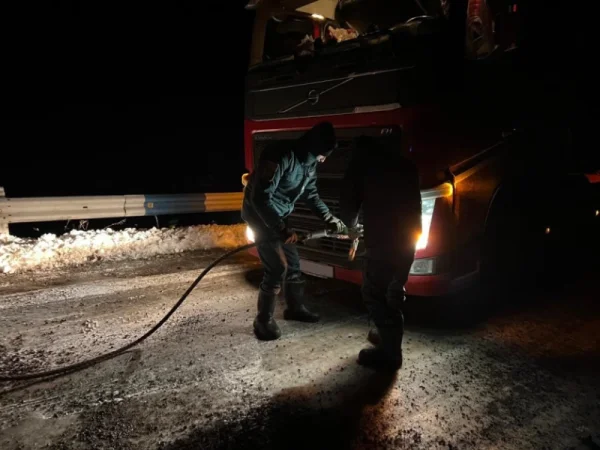 ԼՈՒՍԱՆԿԱՐՆԵՐ. Երեկ Շինուհայր-Հարժիս ճանապարհին  խցանման մեջ է հայտնվել մոտ 50 բեռնատար և 30 մարդատար ավտոմեքենա