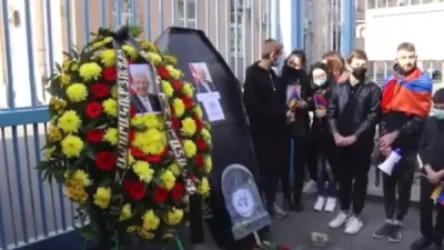 Քաղաքացիները ծաղկեպսակ են տարել ՀՀ-ում ՄԱԿ-ի գրասենյակի մոտ