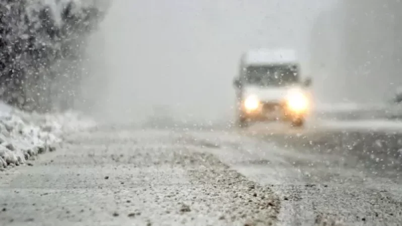 Որոշ ճանապարհների ձյուն է տեղում