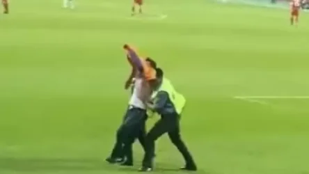 ՏԵՍԱՆՅՈՒԹ․ Երիտասարդը Հայաստան-Իռլանդիա խաղի ժամանակ Արցախի դրոշով մտել է մարզադաշտ