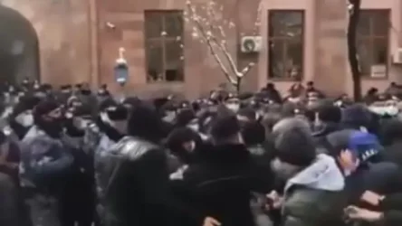 ՏԵՍԱՆՅՈՒԹ. Քաղաքացիները պատ կազմելով փորձում են թույլ չտալ ոստիկանությանը` բերման ենթարկել ակցիայի մասնակիցներին