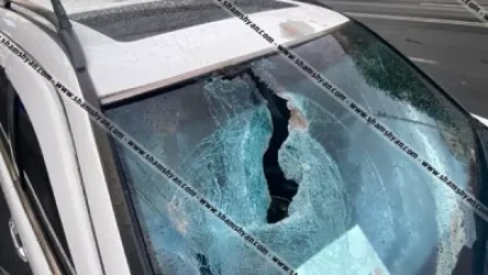 Երևանում տրոլեյբուսի էլեկտրահաղորդիչի ձողը պոկվել և վնասել է ետևից ընթացող Mercedes-ը. բժիշկները պայքարում են վարորդի կյանքի համար