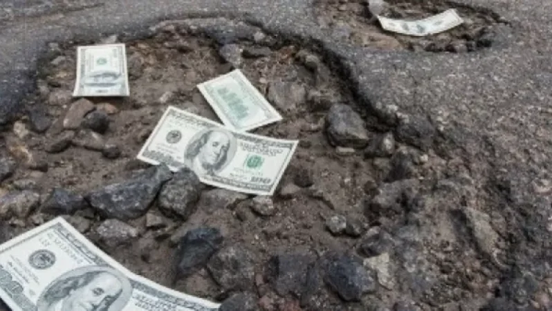 Երևանում բանկերից մեկի դիմաց տղամարդը հարձակվել է գումար տեղափոխողի վրա, սակայն տոպրակը պատռվել է, փողը թափվել