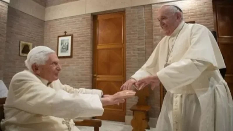 Հռոմի պապը խնդրել է աղոթել Բենեդիկտոս 16-րդի համար