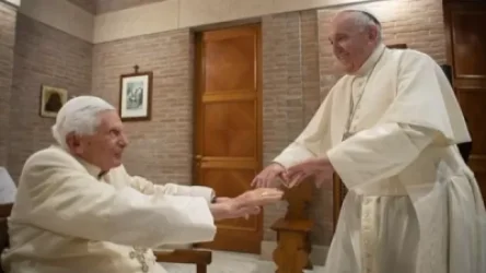 Հռոմի պապը խնդրել է աղոթել Բենեդիկտոս 16-րդի համար