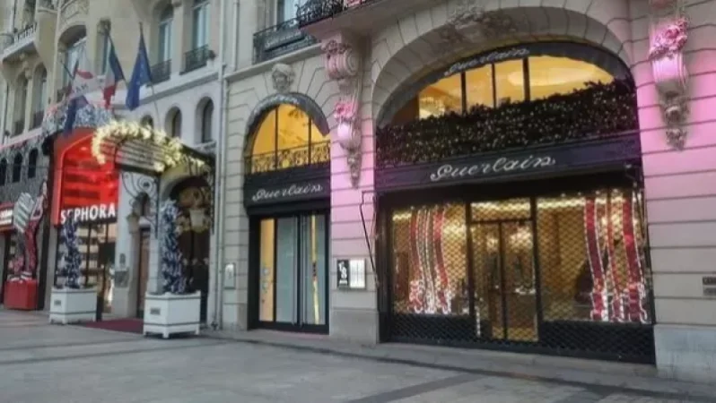 Փարիզում տուգանել են օդորակիչներով առաջին խանութները, որոնք դռները բաց են պահել