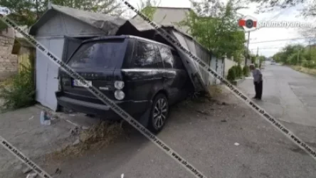 Range Rover-ով մխրճվել էր քաղաքացու ավտոտնակի մեջ,  երիտասարդը 1 տարով կզրկվի ավտոմեքենա վարելուց