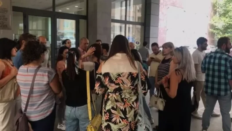 Թող թատրոնների փոխարեն իրենք հիմա էլ միանան գյուղնախարարությանը. թատրոնի դերասանների ակցիան ԿԳՄՍ-ի դիմաց