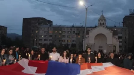 «Հիշո՛ւմ ենք, պահանջո՛ւմ ենք, ազատագրելո՛ւ ենք». Ստեփանակերտում կայացել է ջահերով երթ