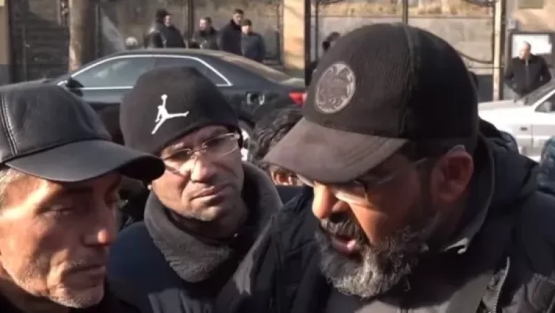 Գերիների և անհետ կորածների հարազատները փակել են ԱԺ Դեմիրճյան մուտքը