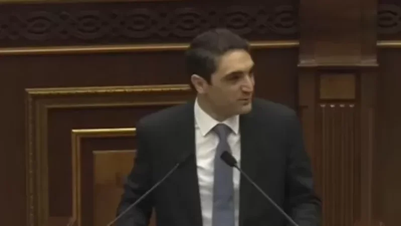 Մի փոքր հուզվել էի․ Սիմիդյանը՝ ԱԺ ամբիոնից խոսելիս  պարբերաբար ժպտալու մասին