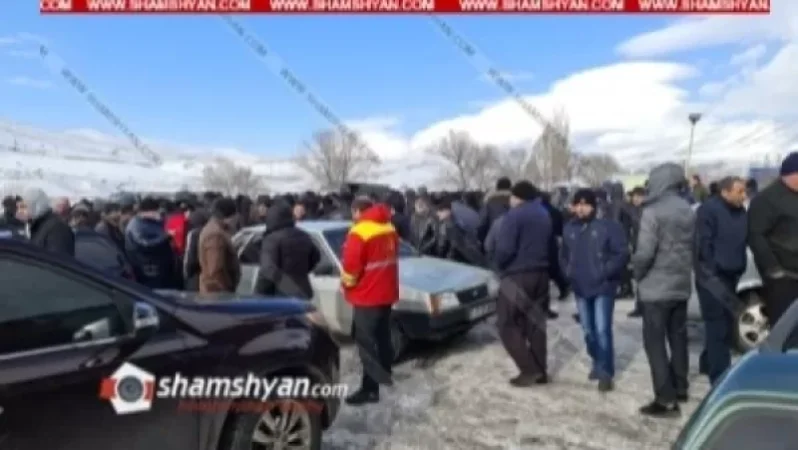 Լարված իրավիճակ Գեղարքունիքի մարզում. Ծովագյուղ և Սեմյոնովկա գյուղերի բնակիչները, որոնց թիվն անցնում է 2 հազարը, փակել են ճանապարհը