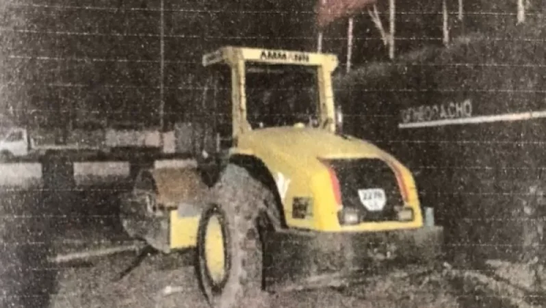 Լուսանկարներ․ Արտաշատի խճուղում պայթեցրել են ասֆալտապատող մեքենան