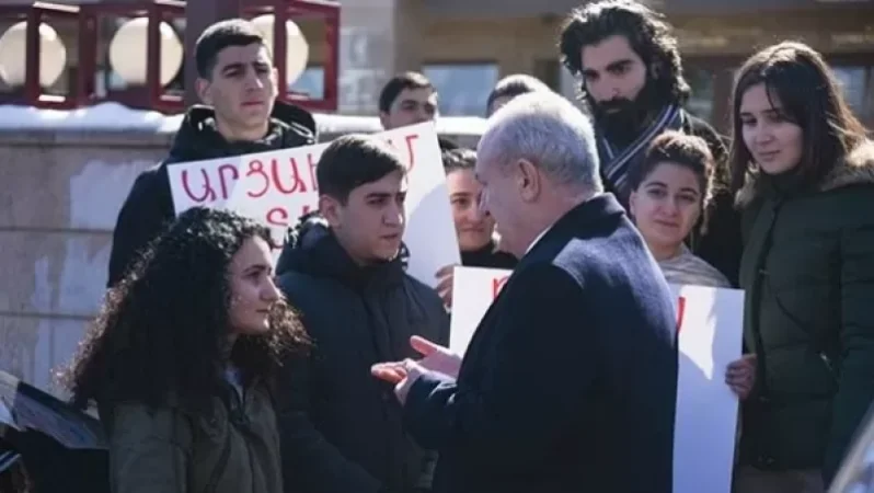 Ստեփանակերտում երիտասարդները պարզաբանում պահանջեցին Ժաննա Անդրեասյանից. վերջինս նստեց մեքենան և դուրս չեկավ