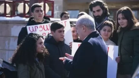 Ստեփանակերտում երիտասարդները պարզաբանում պահանջեցին Ժաննա Անդրեասյանից. վերջինս նստեց մեքենան և դուրս չեկավ