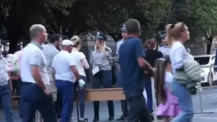 ՏԵՍԱՆՅՈՒԹ․ Ոստիկանները մետաղորսիչ սարքով զննում են հրապարակ մտնող քաղաքացիներին