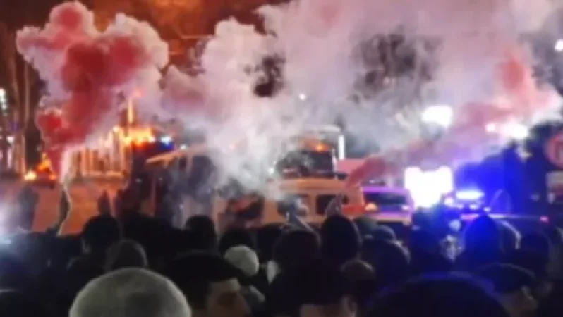 Վարչապետի հրաժարականի պահանջով քայլերթ իրականացնող քաղաքացիները փակեցին Ֆրանսիայի հրապարակի մուտքերը