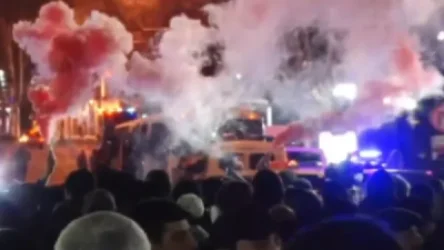 Վարչապետի հրաժարականի պահանջով քայլերթ իրականացնող քաղաքացիները փակեցին Ֆրանսիայի հրապարակի մուտքերը