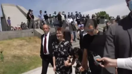 Աննա Հակոբյանը դստեր ու որդու հետ է այցելել Ծիծեռնակաբերդ