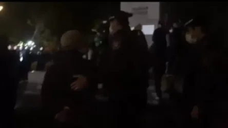 ՏԵՍԱՆՅՈՒԹ. «Հանգիստ կանգնած եմ, գնա գործիդ». վեճ` քաղաքացու և ոստիկանների միջև