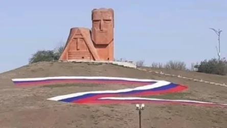 Ռուսաստանի դրոշից պատրաստված Z տառը Պապիկ-տատիկ արձանի մոտ