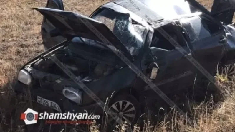 Արագածոտնում Volkswagen-ը, մի քանի պտույտ շրջվելով, հայտնվել է դաշտում. ամուսինները տեղափոխվել են հիվանդանոց