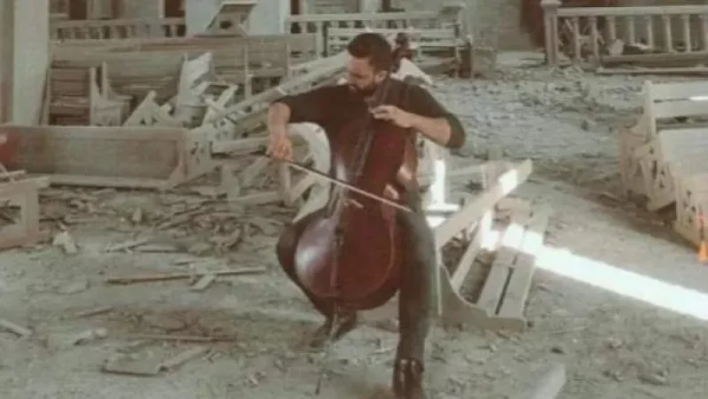 Բելգիահայ թավջութակահարը նվագում է Շուշիի Ղազանչեցոց եկեղեցում