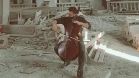 Բելգիահայ թավջութակահարը նվագում է Շուշիի Ղազանչեցոց եկեղեցում