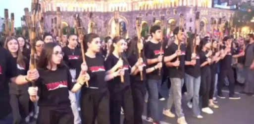 ՏԵՍԱՆՅՈՒԹ. Հանրապետության հրապարակից մեկնարկել է ավանդական Ջահերով երթը