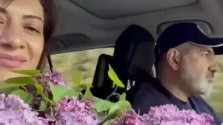 ՏԵՍԱՆՅՈՒԹ. Նիկոլ Փաշինյանը յասամաններ է նվիրում Աննա Հակոբյանին