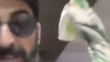 ՏԵՍԱՆՅՈՒԹ. Բաքվի մետրոյում տղամարդը կացնով սպառնում է սպանել նրանց, ովքեր իրենց կնոջ պես են պահում