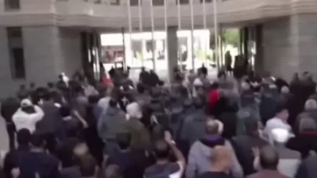 ՏԵՍԱՆՅՈՒԹ. Ընդդիմությունն արգելափակել է ԱԳՆ-ի շենքի մուտքերը