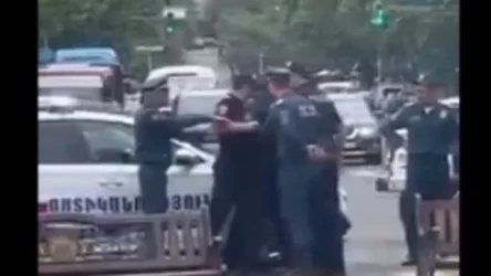 ՏԵՍԱՆՅՈՒԹ․ Պարեկներն ու ոստիկանները քաշքշում են իրար
