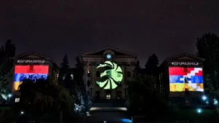 ԱԺ շենքը լուսավորվել է Հայաստանի և Արցախի դրոշներով, ինչպես նաև հայկական զինված ուժերի խորհրդանիշ արծվի նկարով