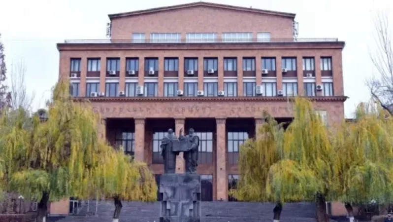 ՊՆ ծառայողը Երևանի պետական համալսարանում կոտրել է դռան ապակին, ապա վնասել սրճեփ սարքը